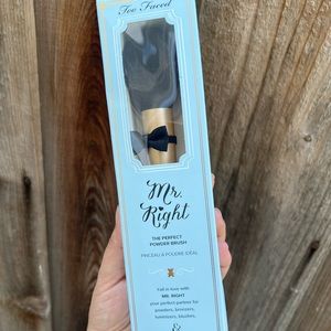 Too Faced Mr Right The Perfect Powder Brush